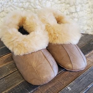 EB International Shearling Slippers Size 6 NWOT